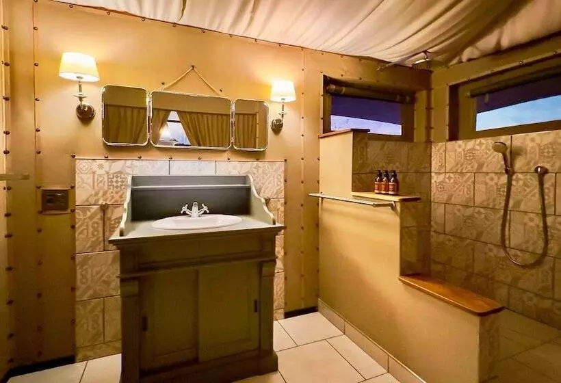 هتل Twyfelfontein Adventure Camp