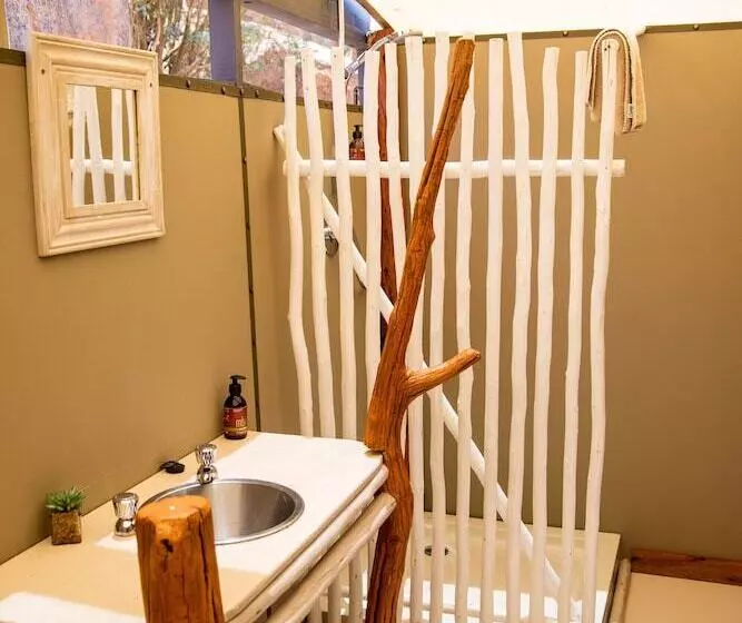 هتل Twyfelfontein Adventure Camp