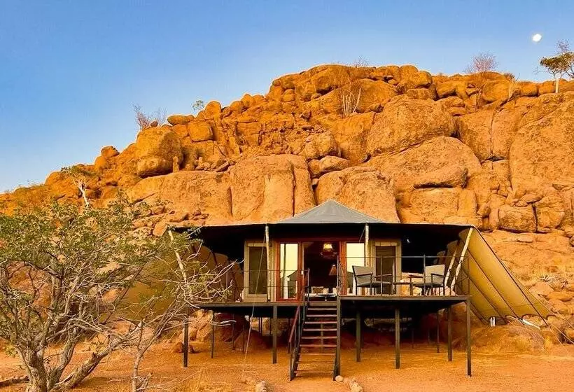 هتل Twyfelfontein Adventure Camp