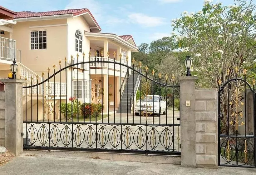 پانسیون Len & Leona Holiday Hideout