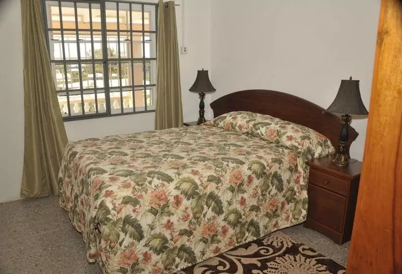 پانسیون Len & Leona Holiday Hideout