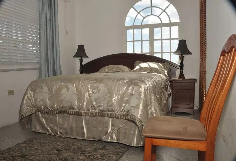 پانسیون Len & Leona Holiday Hideout