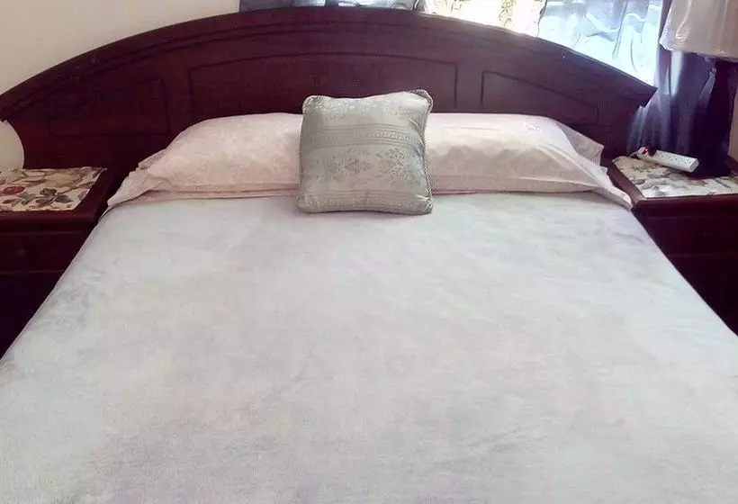 پانسیون Len & Leona Holiday Hideout