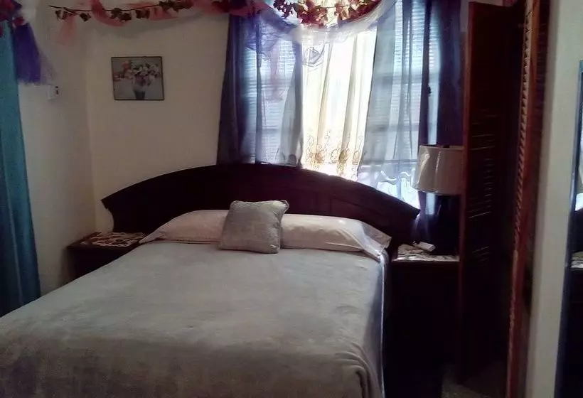 پانسیون Len & Leona Holiday Hideout