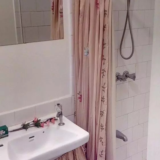 پانسیون Len & Leona Holiday Hideout