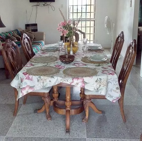 پانسیون Len & Leona Holiday Hideout