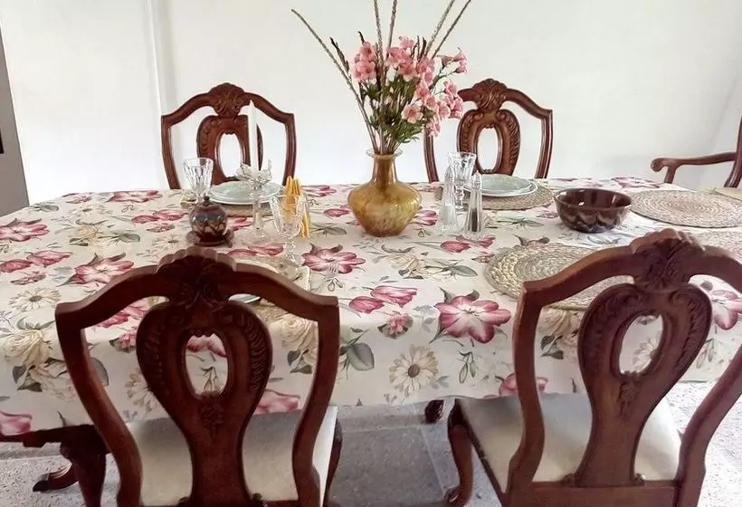 پانسیون Len & Leona Holiday Hideout