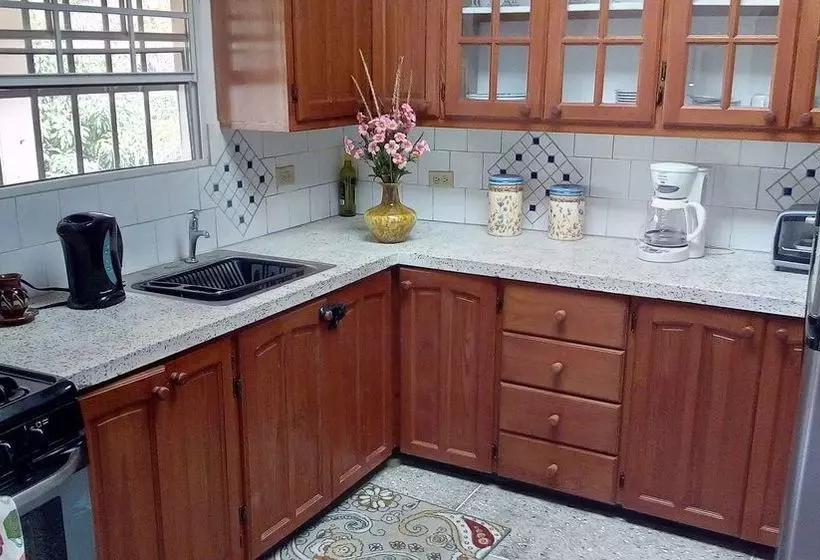 پانسیون Len & Leona Holiday Hideout