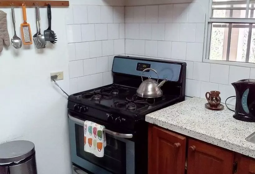 پانسیون Len & Leona Holiday Hideout