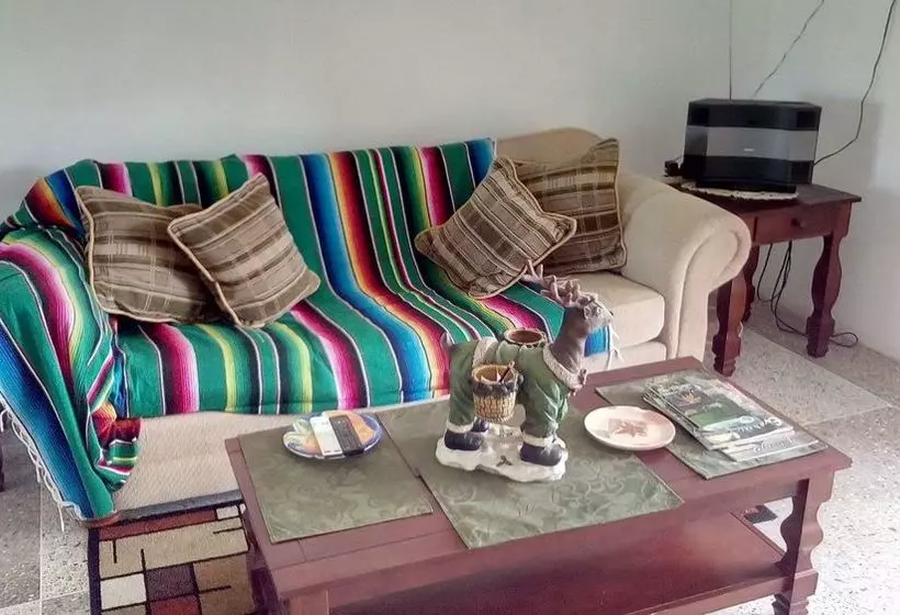 پانسیون Len & Leona Holiday Hideout