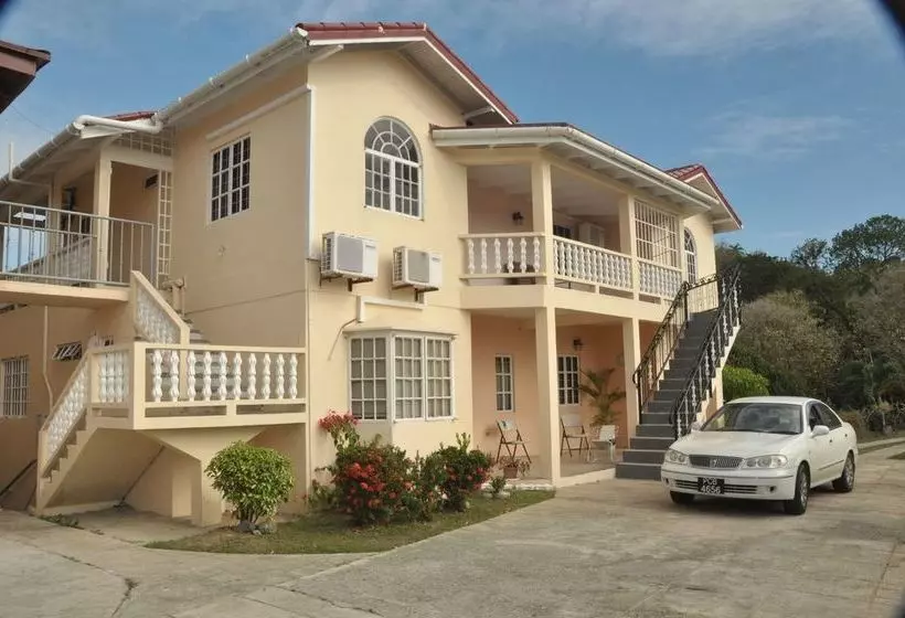 پانسیون Len & Leona Holiday Hideout