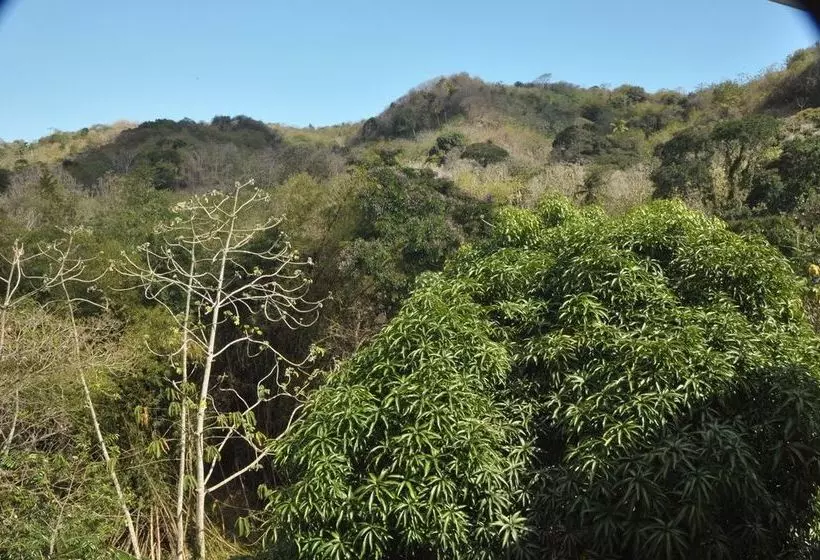 پانسیون Len & Leona Holiday Hideout