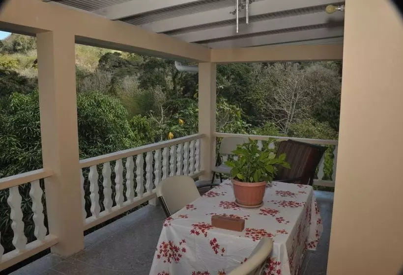 پانسیون Len & Leona Holiday Hideout