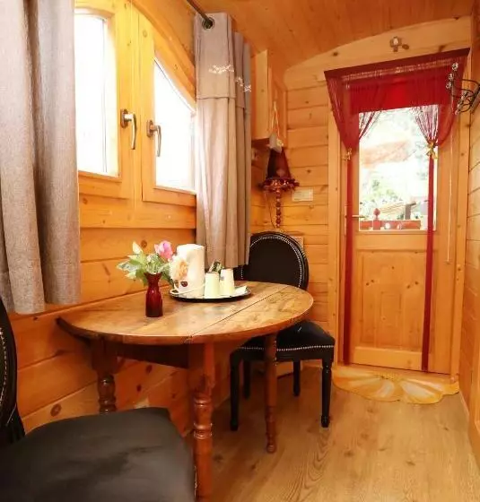 Aamiaismajoitus (B&B) Maison D Hôtes Et Roulotte Le 6 Bis