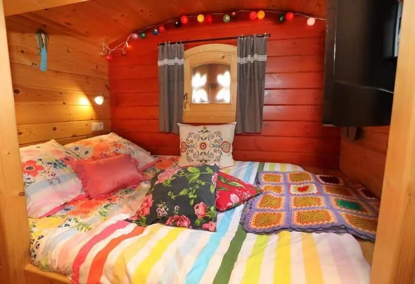 Aamiaismajoitus (B&B) Maison D Hôtes Et Roulotte Le 6 Bis