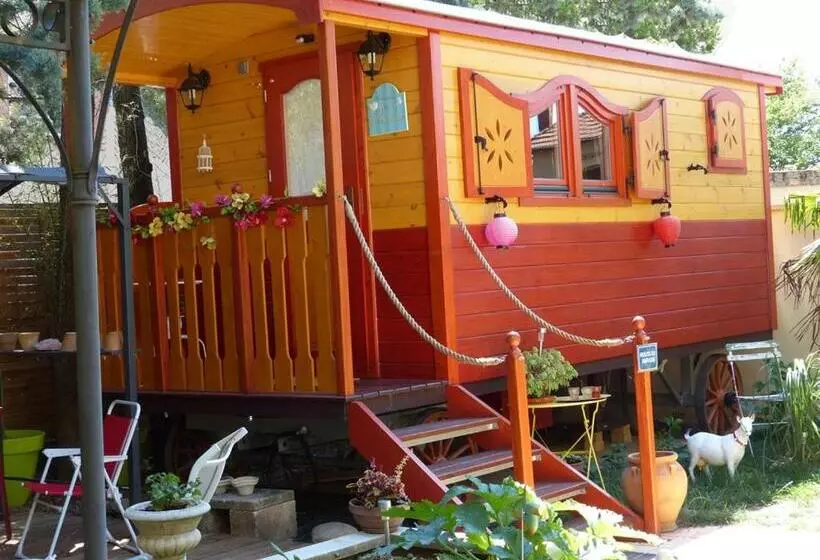 Aamiaismajoitus (B&B) Maison D Hôtes Et Roulotte Le 6 Bis