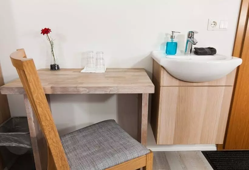 پانسیون Kef Guesthouse By Keflavik Airport