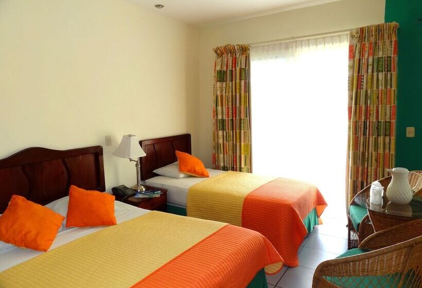 هتل Costa Azul County Beach