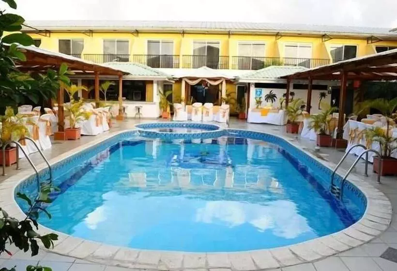 هتل Costa Azul County Beach