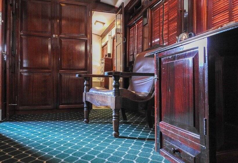 Santos Express Train Lodge   Hostel