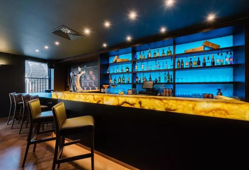 تختخواب و صبحانه The Wine House 1821