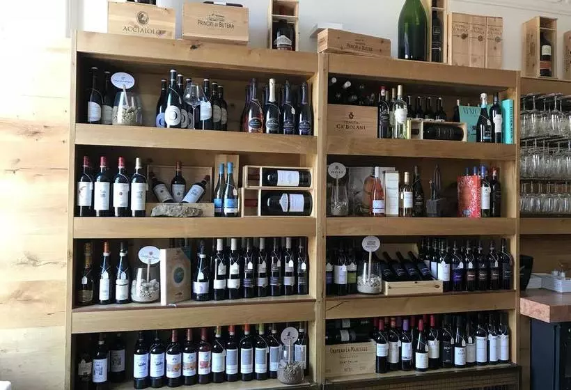 تختخواب و صبحانه The Wine House 1821