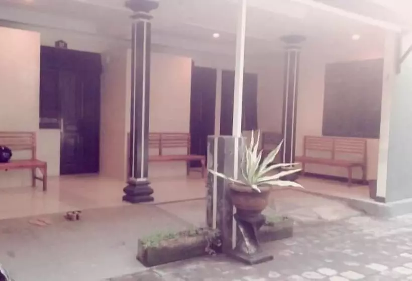 Bed and Breakfast Swandewi Homestay