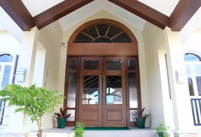 تختخواب و صبحانه Country Chateau