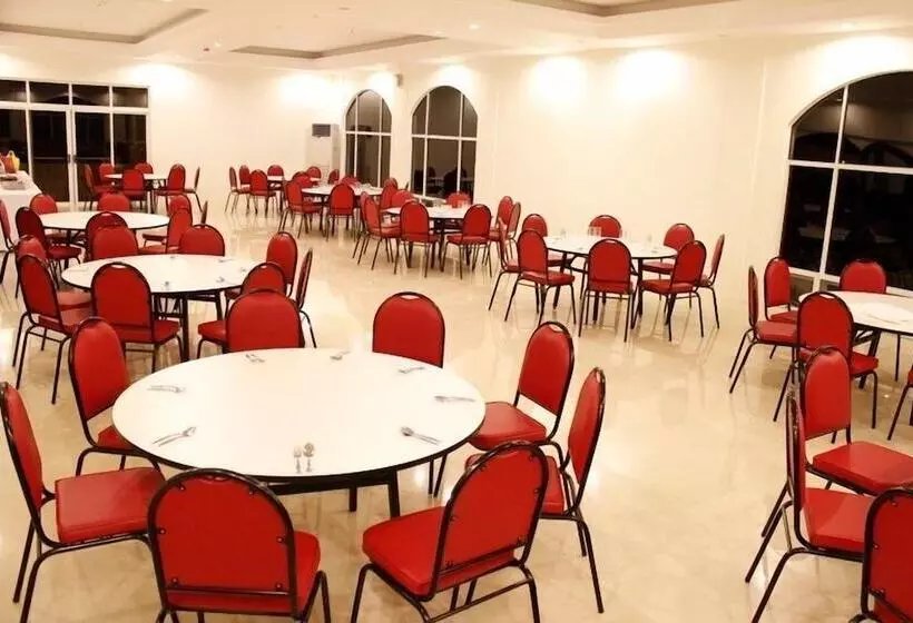 تختخواب و صبحانه Country Chateau