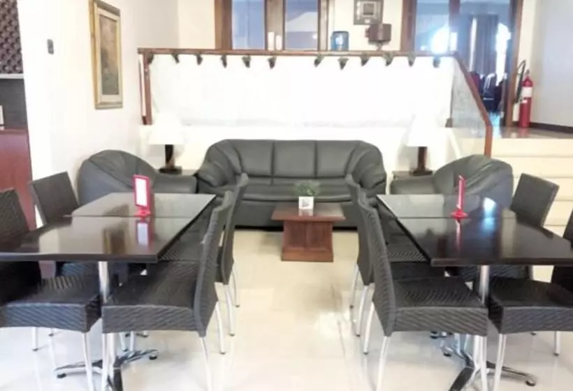 تختخواب و صبحانه Country Chateau