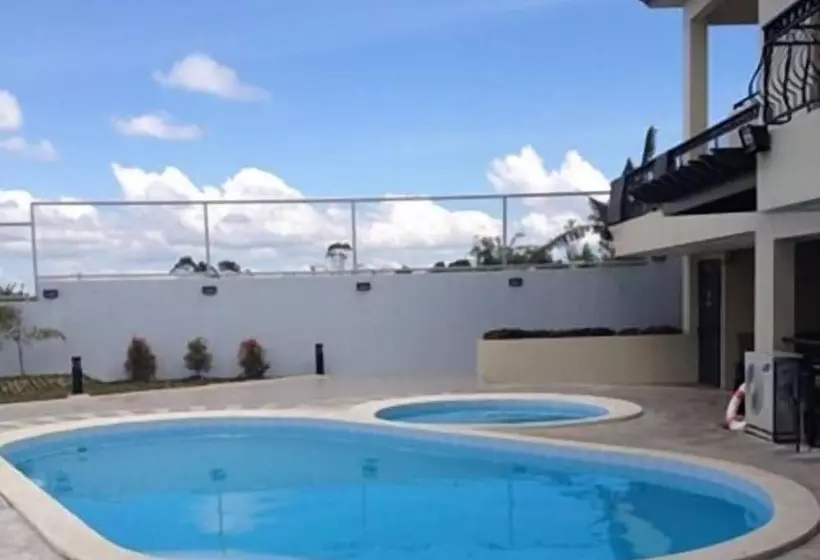 تختخواب و صبحانه Country Chateau