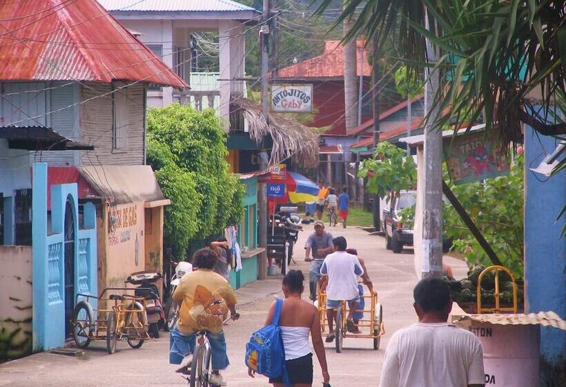 هتل Denny S Beach Resort