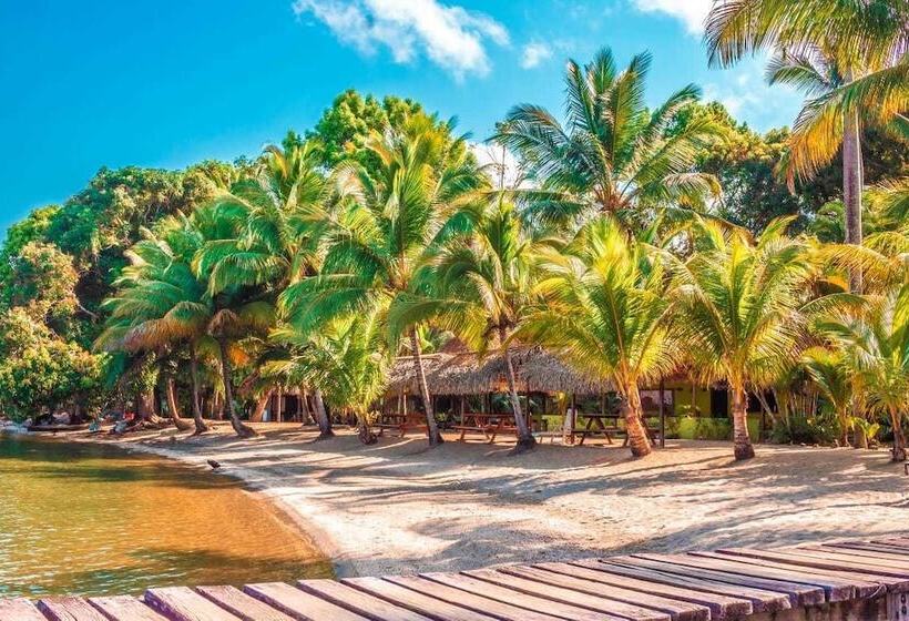 هتل Denny S Beach Resort