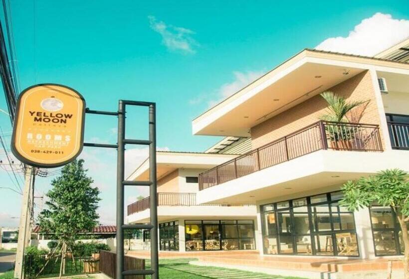 Hotel Yellow Moon