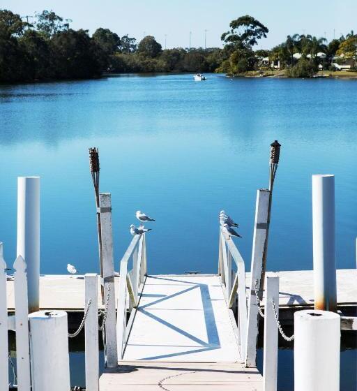 בית מלון כפרי Nightcap At Waterfront