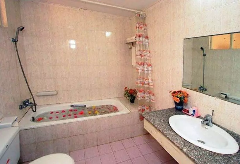 هتل Yuzana Resort Ngwe Saung Beach