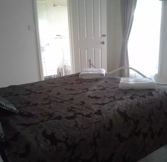 Gloucester On Avon Bed & Breakfast