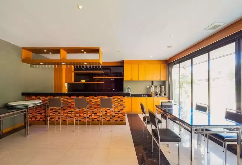 Отель Capital O 1102 The Sp Boutique