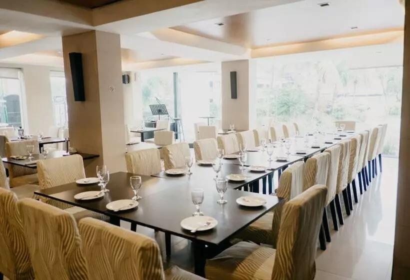 בית מלון כפרי East Asia Royale