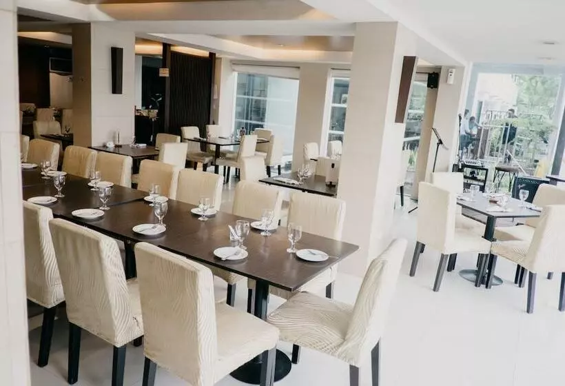 בית מלון כפרי East Asia Royale