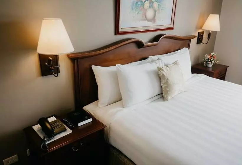 בית מלון כפרי East Asia Royale