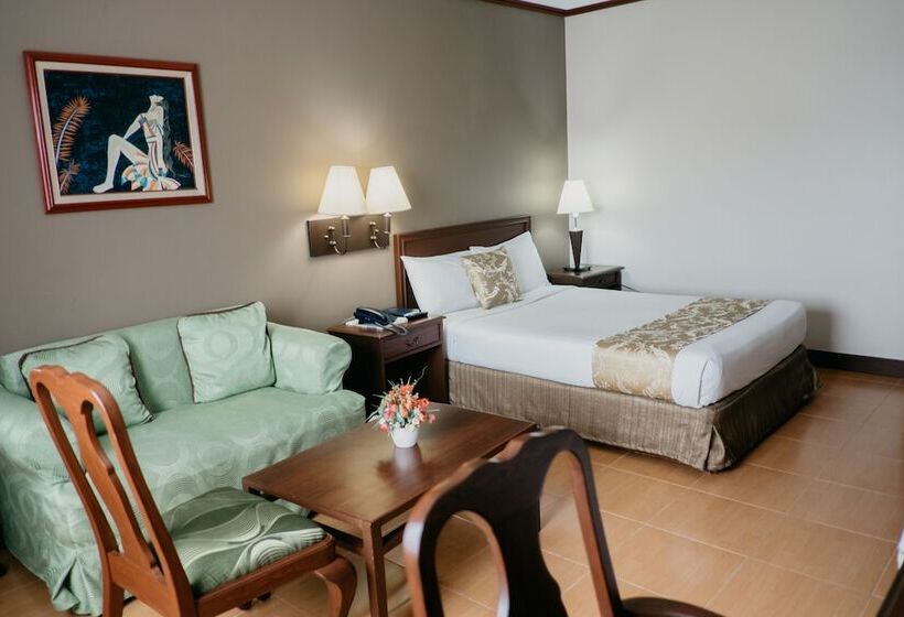 בית מלון כפרי East Asia Royale