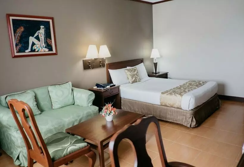 בית מלון כפרי East Asia Royale