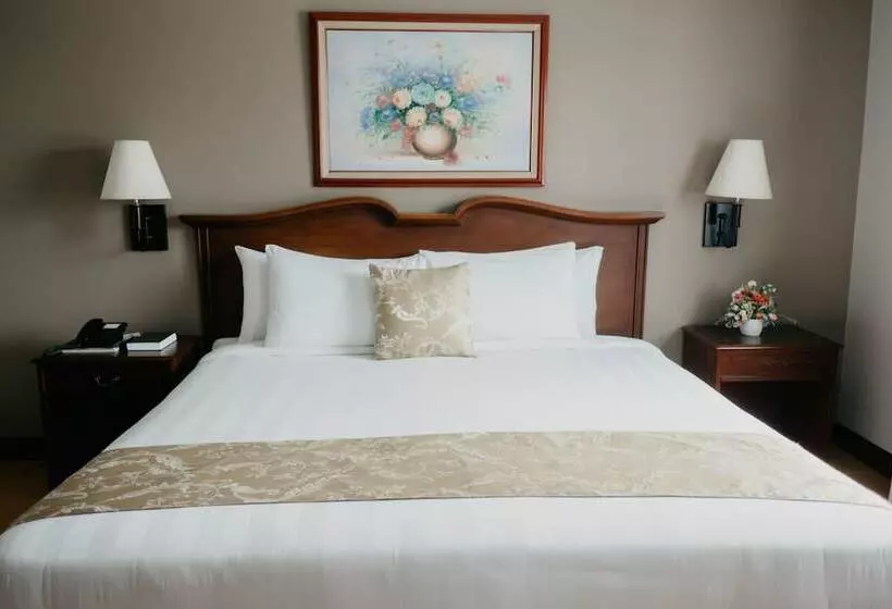 בית מלון כפרי East Asia Royale