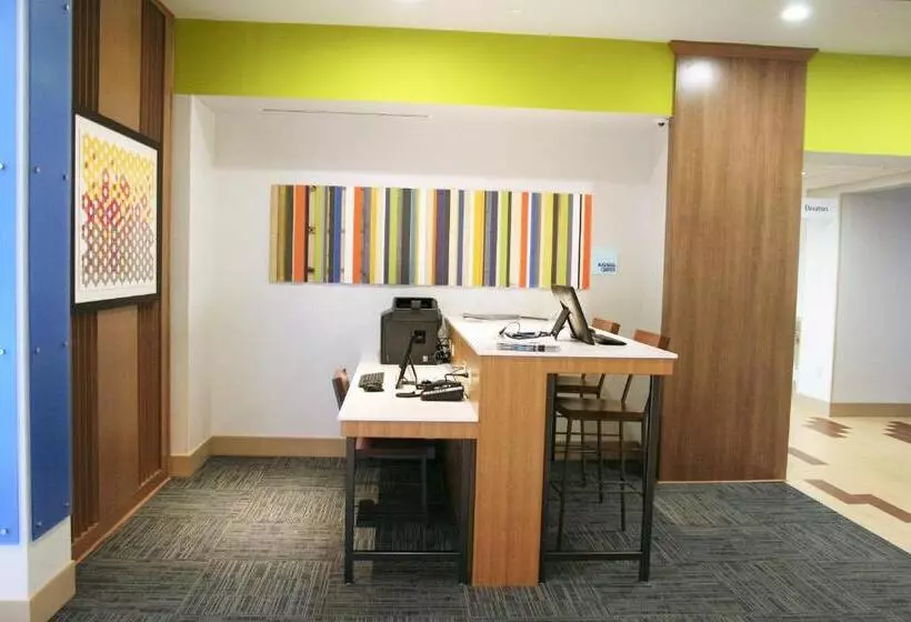 فندق Holiday Inn Express & Suites Clarion, An Ihg