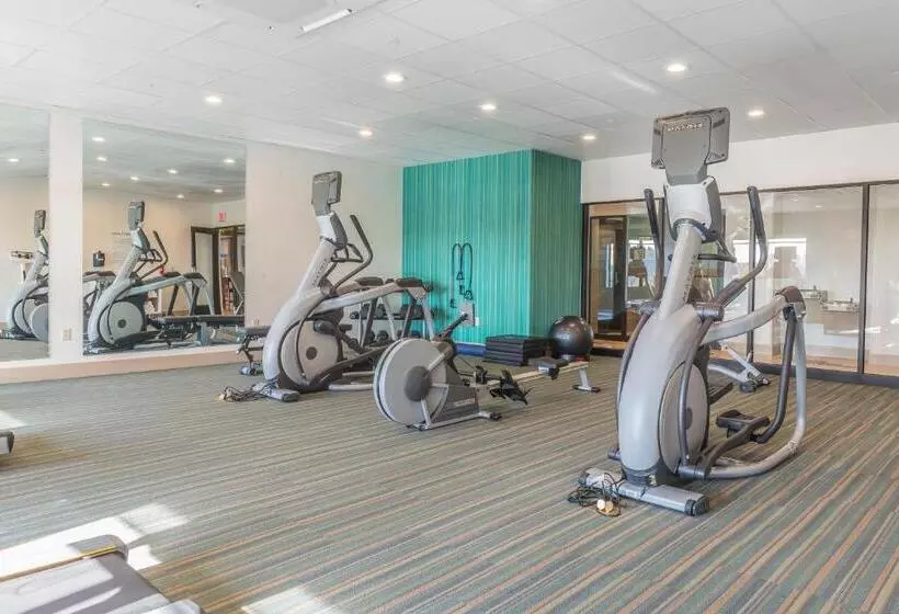 فندق Holiday Inn Express & Suites Clarion, An Ihg