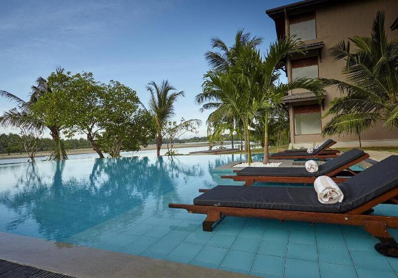 Amaranthe Bay Resort & Spa