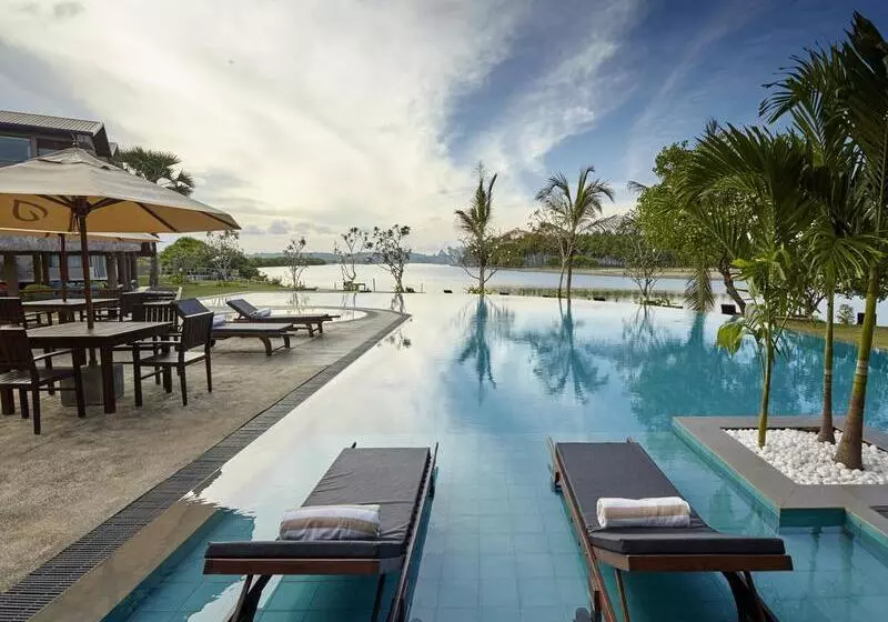 Amaranthe Bay Resort & Spa