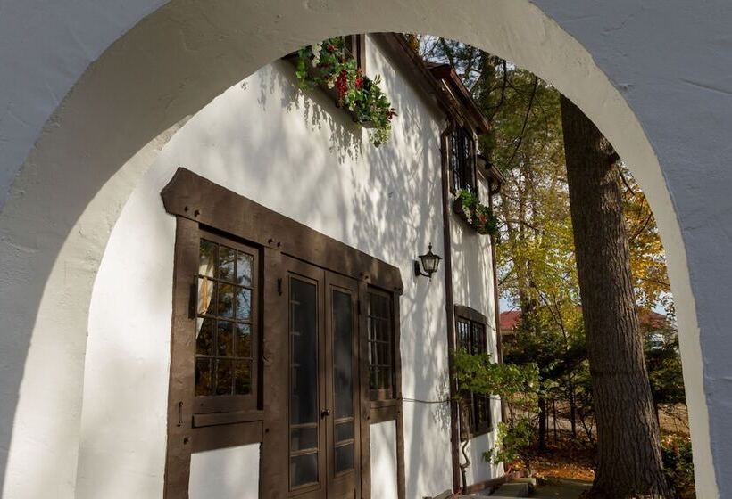 Castle On Glen   3 Bedroom Home