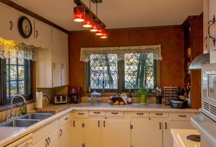 Castle On Glen 3 Bedroom Home